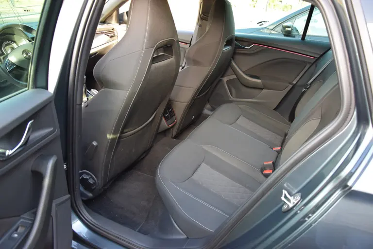 Skoda Scala 1.0 TSI 116PK Sport Business | BOVAG Garantie | NL-Auto | Cruise & Climate Control | Parkeersensoren | Full LED | Sportstoelen | 17'' Velgen | Apple Carplay / Android Auto | afbeelding 7