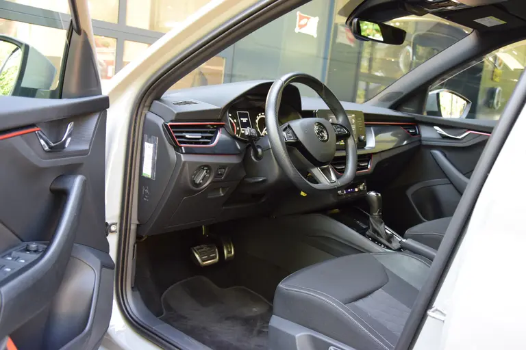Skoda Scala 1.0 TSI Sport Business DSG Automaat | Org. NL | BOVAG Garantie | Cruise & Climate Control | Parkeersensoren | Full LED | Sportstoelen | Apple Carplay / Android Auto | afbeelding 9