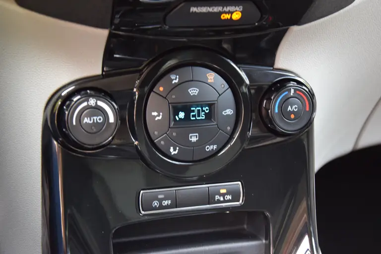 Ford Fiesta 1.0 EcoBoost Titanium | Incl. Nieuwe Distributieriem | Stoelverwarming | Climate Control | 15'' Velgen | Voorruitverwarming | PDC Voor&Achter | Bluetooth | afbeelding 18