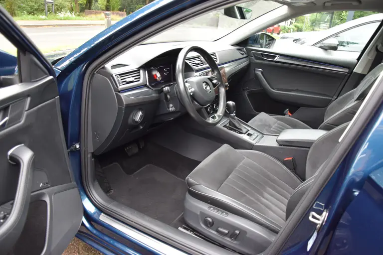 Skoda Superb Combi 1.4 TSI iV 160PK Business Edition Plus PHEV DSG Automaat | Org. NL | BOVAG Garantie | Trekhaak | Virtual dashboard | Apple Carplay/Android Auto | Elektrische Voorstoelen met geheugen | Verwarmde Voorruit + Stoelen | afbeelding 10