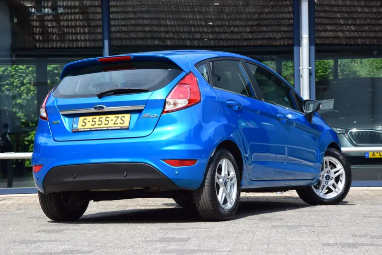 Ford Fiesta 1.0 EcoBoost Titanium | Incl. Nieuwe Distributieriem | Stoelverwarming | Climate Control | 15'' Velgen | Voorruitverwarming | PDC Voor&Achter | Bluetooth | afbeelding 2
