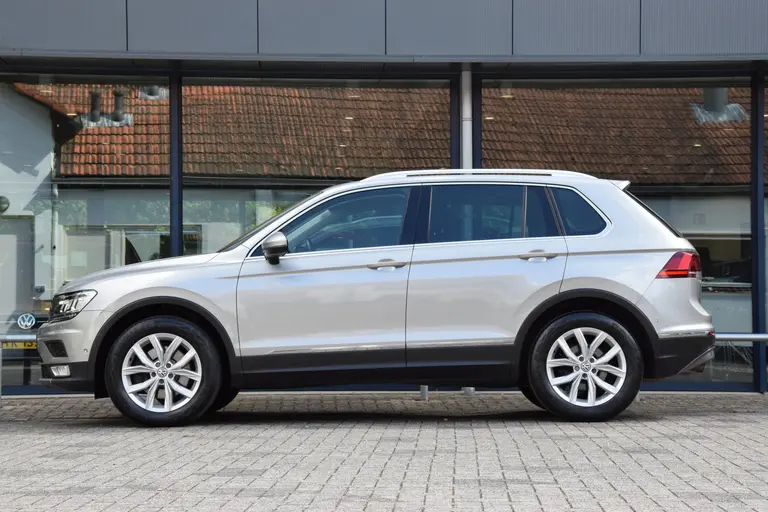 Volkswagen Tiguan 2.0 TSI 180PK 4Motion Highline DSG Automaat | NL-Auto | incl. BOVAG Garantie | 1e Eigenaar | Dealer onderhouden | Trekhaak (2500kg) | Adaptive Cruise Control | Lederen bekleding | Parkeer assistent | BTW Auto | afbeelding 4