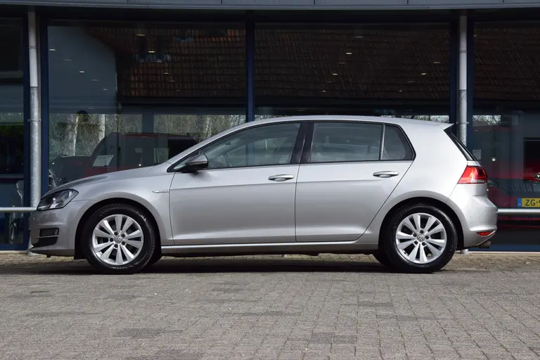Volkswagen Golf 1.0 TSI Business Edition Connected DSG Automaat | Org. NL | BOVAG Garantie | Achteruitrijcamera | Navigatie | Cruise&Climate Control | All Season Banden | 16'' Velgen | afbeelding 4