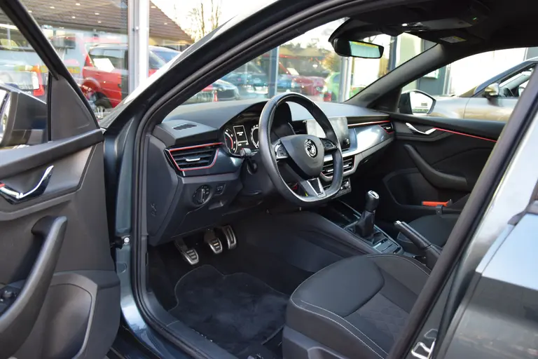 Skoda Scala 1.0 TSI 116PK Sport Business | BOVAG Garantie | NL-Auto | Cruise & Climate Control | Parkeersensoren | Full LED | Sportstoelen | 17'' Velgen | Apple Carplay / Android Auto | afbeelding 8
