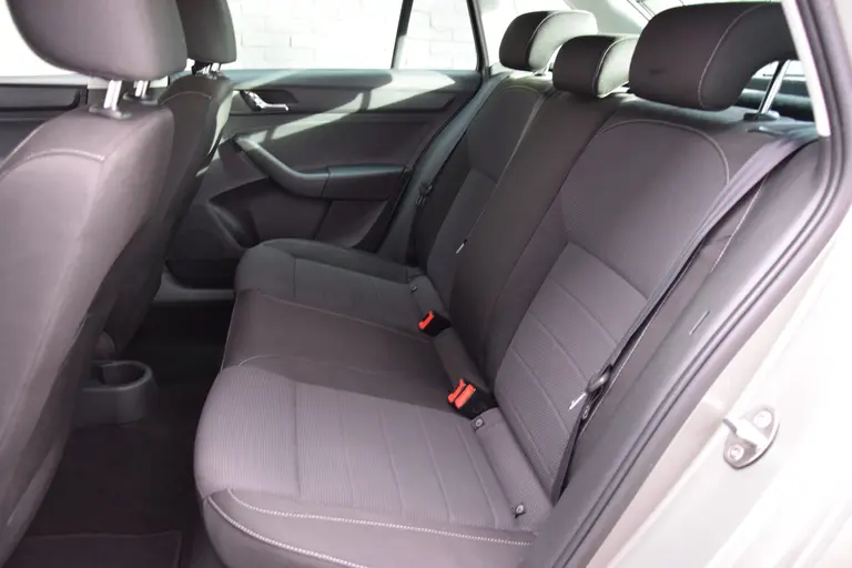 Skoda Rapid Spaceback 1.2 TSI 86PK Greentech Elegance Businessline Pro | BOVAG Garantie | NL-Auto | Navigatie | Parkeersensoren Achter | Cruise & Climate Control |17" Velgen | Bluetooth | Stoelverwarming | afbeelding 8