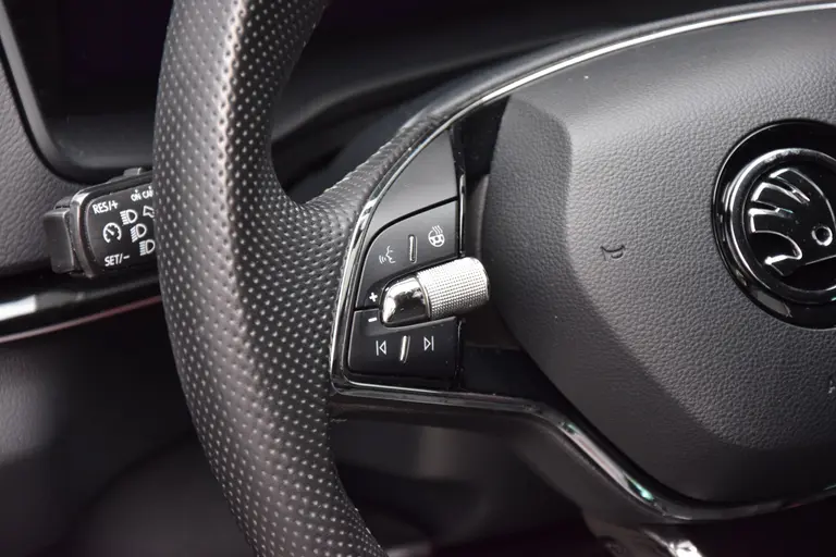 Skoda Karoq 1.5 TSI 150PK ACT Sportline Business | BOVAG Garantie | Org. NL | Trekhaak | Vitrual Cockpit | Achteruitrijcamera | Stoel&Stuurverwarming | 19'' Velgen | Full LED | afbeelding 28
