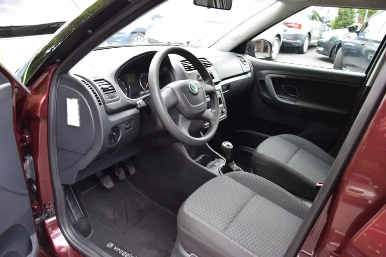 Skoda Fabia 1.2 TSI Ambition | Org. NL | Incl. Nieuwe APK | Trekhaak | Cruise Control | Airco | All Season Banden | Radio/CD/AUX | Slechts 109.000KM NAP! | afbeelding 9