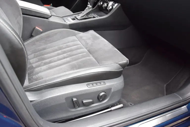 Skoda Superb Combi 1.4 TSI iV 160PK Business Edition Plus PHEV DSG Automaat | Org. NL | BOVAG Garantie | Trekhaak | Virtual dashboard | Apple Carplay/Android Auto | Elektrische Voorstoelen met geheugen | Verwarmde Voorruit + Stoelen | afbeelding 13
