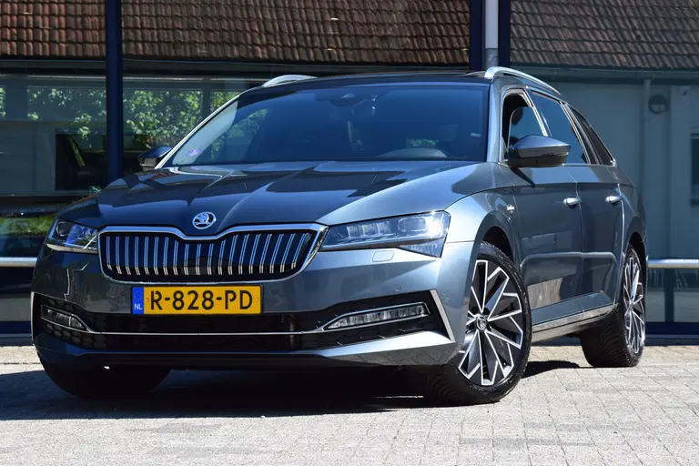 Skoda Superb Combi 1.4 TSI iV Laurin&Klement | BOVAG Garantie | Trekhaak | Leder | Panoramadak | Camera | Virtual Cockpit | Full LED | Stoelverwarming Voor&Achter | 18'' Met All Season Banden | afbeelding 2