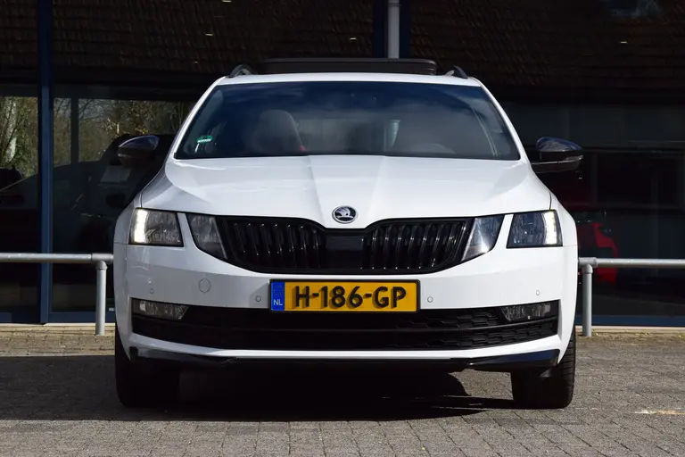 Skoda Octavia Combi 1.5 TSI Greentech Sport Business DSG Automaat | Org. NL | BOVAG Garantie | Trekhaak | Panoramadak | Stoelverwarming | DAB Radio | PDC Voor&Achter | afbeelding 11