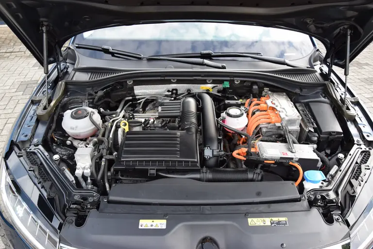 Skoda Superb Combi 1.4 TSI iV 160PK Business Edition Plus PHEV DSG Automaat | Org. NL | BOVAG Garantie | Trekhaak | Virtual dashboard | Apple Carplay/Android Auto | Elektrische Voorstoelen met geheugen | Verwarmde Voorruit + Stoelen | afbeelding 16