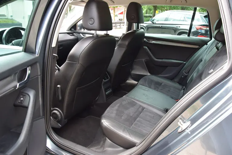 Skoda Octavia Combi 1.0 TSI Greentech Style Business | Org. NL | BOVAG Garantie | Full LED | Half Leder | PDC Voor&Achter | Stoelverwarming | Sportstuur | Cruise Control | afbeelding 7