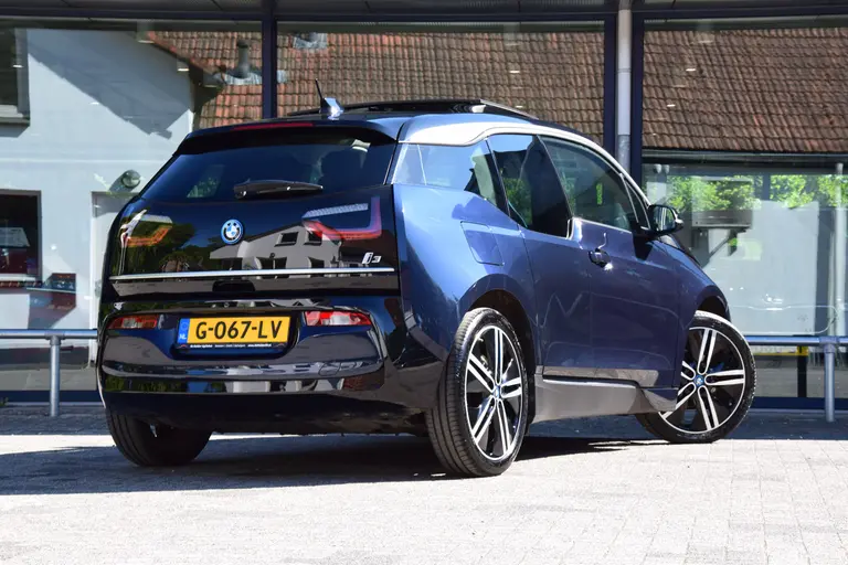 BMW i3 Executive Edition 120Ah 42 kWh | Org. NL | BOVAG Garantie | Warmtepomp | Panoramadak | Stoelverwarming | Adaptive Cruise Control | Achteruitrijcamera | Navigatie | Full LED | 20'' Velgen | afbeelding 2