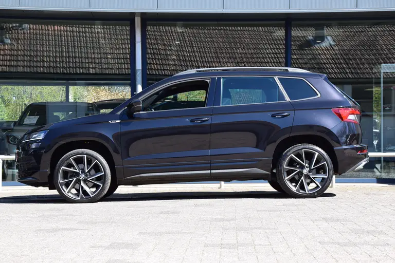 Skoda Karoq 1.5 TSI ACT Sportline Business | Org. NL | BOVAG Garantie | Panoramadak | Virtual Dashboard | Elektrische Achterklep | Achteruitrijcamera | 19'' Velgen | Stuur&Stoelverwarming | afbeelding 4