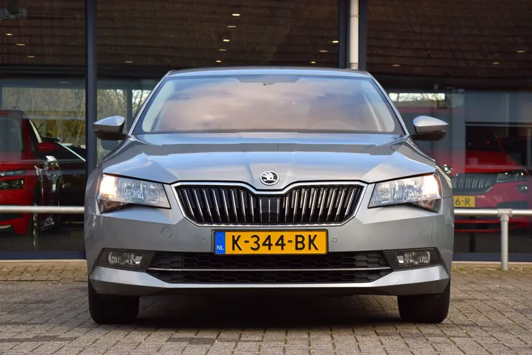 Skoda Superb 1.4 TSI Ambition Business | BOVAG Garantie | Trekhaak | Stoelverwarming | Achteruitrijcamera | All Season Banden | Cruise&Climate Control | Navigatie | Elektrisch Bedienbare Bestuurdersstoel | afbeelding 12