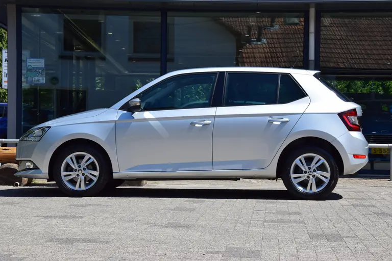 Skoda Fabia 1.0 TSI 96PK Ambition | Org. NL | BOVAG Garantie | Cruise & Climate Control | Parkeersensoren | 15'' Velgen | Apple Carplay/ Android Auto | LED Dagrijverlichting | afbeelding 4