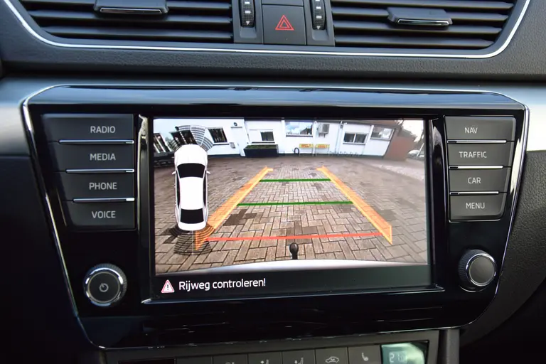 Skoda Superb 1.4 TSI Ambition Business | BOVAG Garantie | Trekhaak | Stoelverwarming | Achteruitrijcamera | All Season Banden | Cruise&Climate Control | Navigatie | Elektrisch Bedienbare Bestuurdersstoel | afbeelding 22
