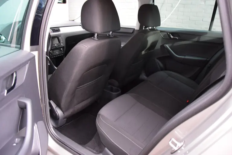 Skoda Rapid Spaceback 1.2 TSI 86PK Greentech Elegance Businessline Pro | BOVAG Garantie | NL-Auto | Navigatie | Parkeersensoren Achter | Cruise & Climate Control |17" Velgen | Bluetooth | Stoelverwarming | afbeelding 7