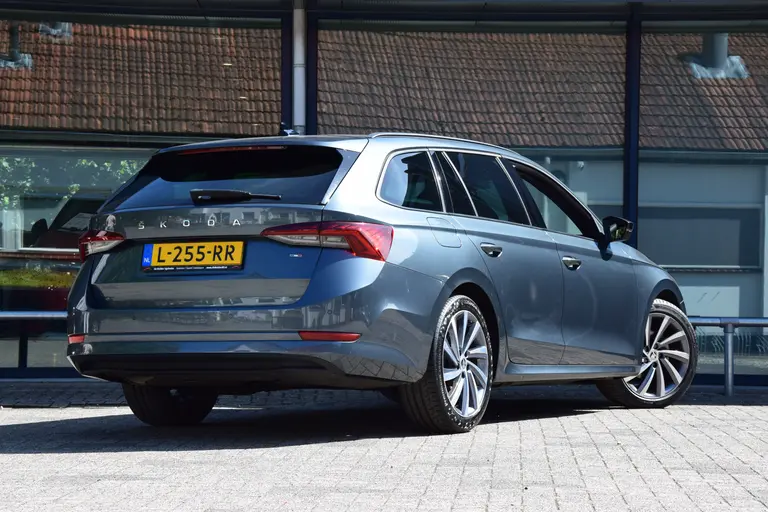 Skoda Octavia Combi 1.5 e-TSI 150PK Sport Business DSG Automaat | Org. NL | BOVAG Garantie | Adaptieve Cruise Control | Virtual Cockpit | Apple Carplay/Android Auto | 18'' Velgen | Full LED | afbeelding 2