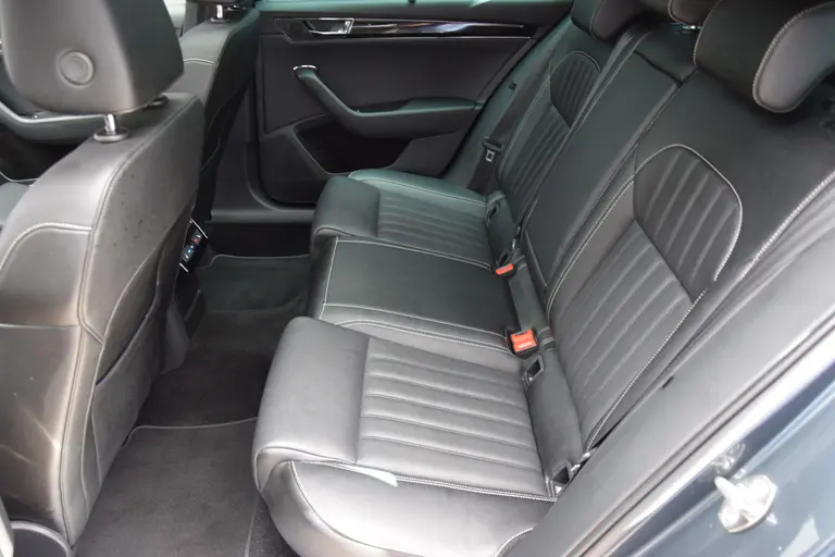Skoda Superb Combi 1.4 TSI iV Laurin&Klement | BOVAG Garantie | Trekhaak | Leder | Panoramadak | Camera | Virtual Cockpit | Full LED | Stoelverwarming Voor&Achter | 18'' Met All Season Banden | afbeelding 8