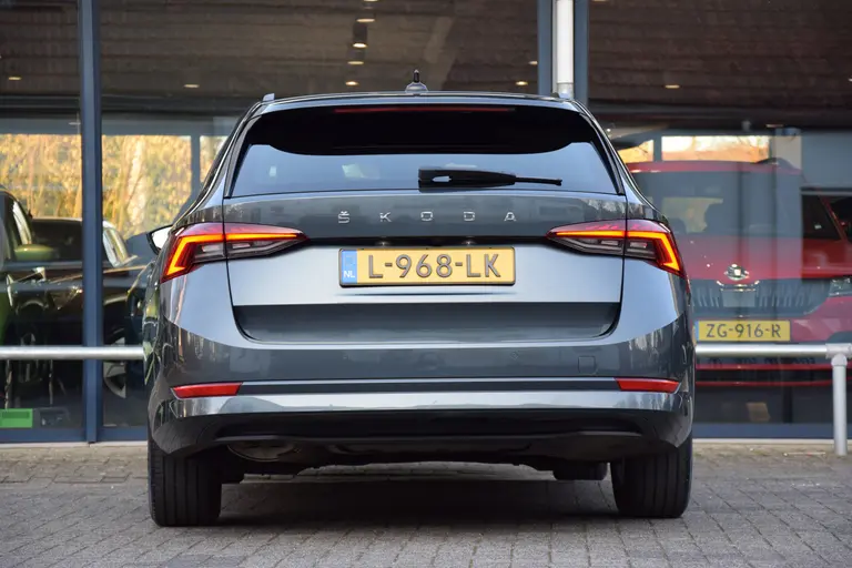 Skoda Octavia Combi 1.5 e-TSI Sport Business | Org. NL | BOVAG Garantie | Trekhaak | Adaptieve Cruise Control | Virtual Cockpit | Stoelverwarming | Achteruitrijcamera | Carplay | afbeelding 12