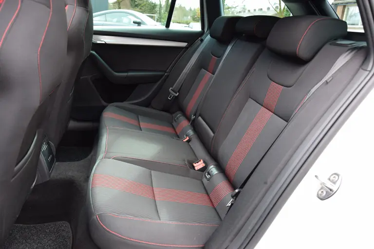 Skoda Octavia Combi 1.5 TSI Greentech Sport Business DSG Automaat | Org. NL | BOVAG Garantie | Trekhaak | Panoramadak | Stoelverwarming | DAB Radio | PDC Voor&Achter | afbeelding 8