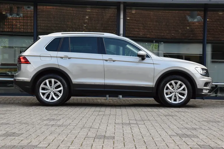 Volkswagen Tiguan 2.0 TSI 180PK 4Motion Highline DSG Automaat | NL-Auto | incl. BOVAG Garantie | 1e Eigenaar | Dealer onderhouden | Trekhaak (2500kg) | Adaptive Cruise Control | Lederen bekleding | Parkeer assistent | BTW Auto | afbeelding 5
