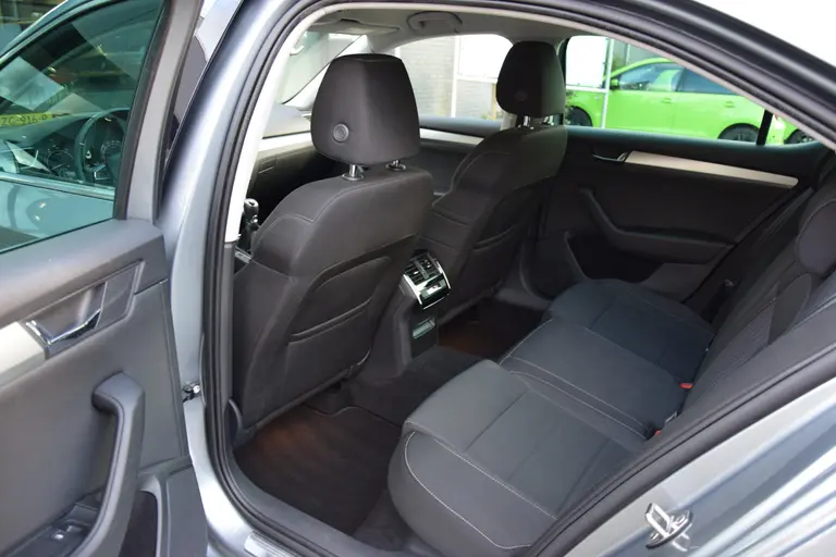 Skoda Superb 1.4 TSI Ambition Business | BOVAG Garantie | Trekhaak | Stoelverwarming | Achteruitrijcamera | All Season Banden | Cruise&Climate Control | Navigatie | Elektrisch Bedienbare Bestuurdersstoel | afbeelding 7