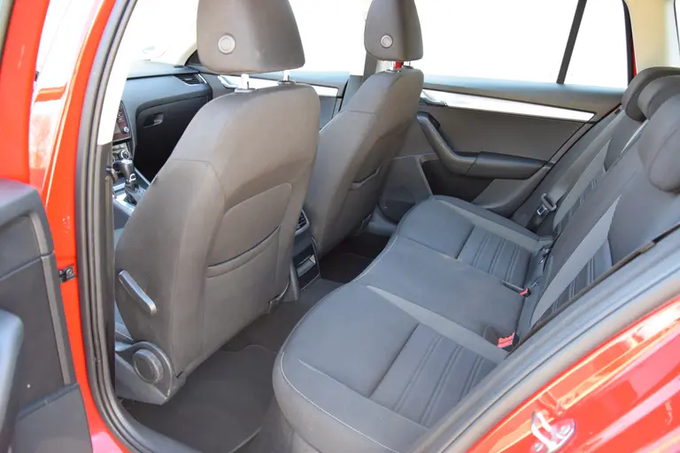 Skoda Octavia Combi 1.0 TSI Greentech Ambition Business DSG Automaat | Org. NL | BOVAG Garantie | Trekhaak | Panoramadak | 17'' Velgen | All Season Banden | Adaptive Cruise Control | afbeelding 7