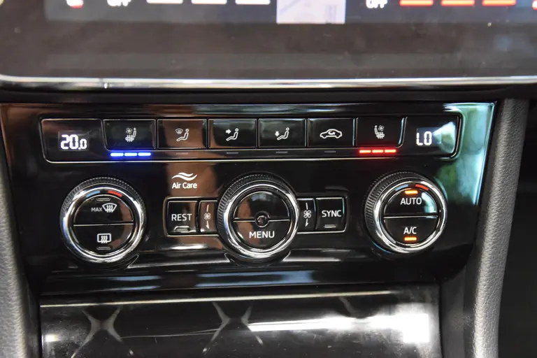 Skoda Superb Combi 1.4 TSI iV Laurin&Klement | BOVAG Garantie | Trekhaak | Leder | Panoramadak | Camera | Virtual Cockpit | Full LED | Stoelverwarming Voor&Achter | 18'' Met All Season Banden | afbeelding 33