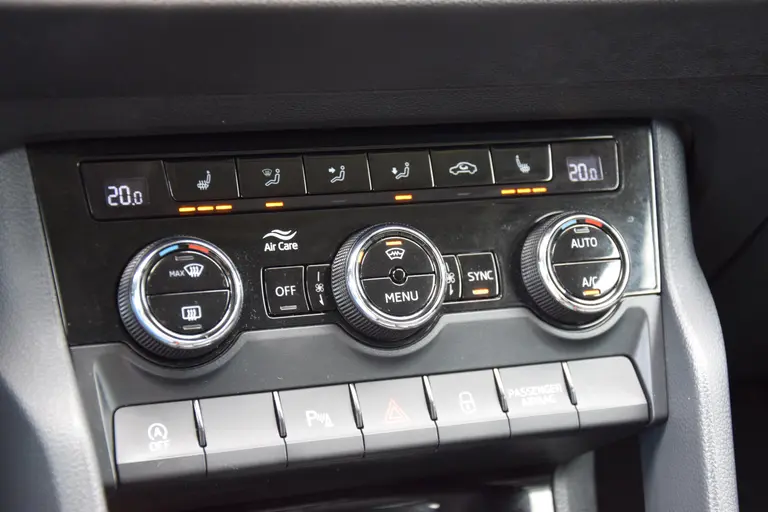 Skoda Karoq 1.5 TSI 150PK ACT Business Edition DSG Automaat | Org. NL | BOVAG Garantie | Trekhaak | Adaptive Cruise Control | Full LED | 18'' Velgen All Season Banden | Stoel/Stuur/Voorruitverwarming | afbeelding 27