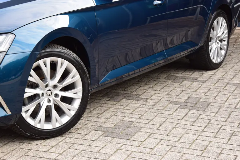 Skoda Superb Combi 1.4 TSI iV 160PK Business Edition Plus PHEV DSG Automaat | Org. NL | BOVAG Garantie | Trekhaak | Virtual dashboard | Apple Carplay/Android Auto | Elektrische Voorstoelen met geheugen | Verwarmde Voorruit + Stoelen | afbeelding 20