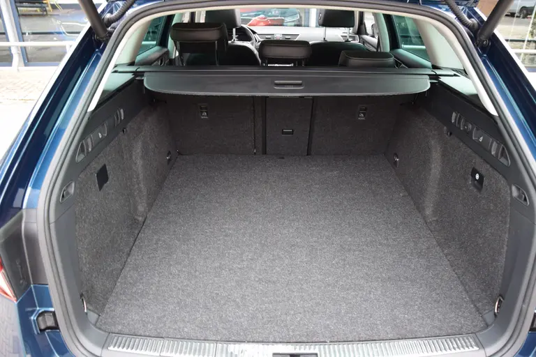 Skoda Superb Combi 1.4 TSI iV 160PK Business Edition Plus PHEV DSG Automaat | Org. NL | BOVAG Garantie | Trekhaak | Virtual dashboard | Apple Carplay/Android Auto | Elektrische Voorstoelen met geheugen | Verwarmde Voorruit + Stoelen | afbeelding 37