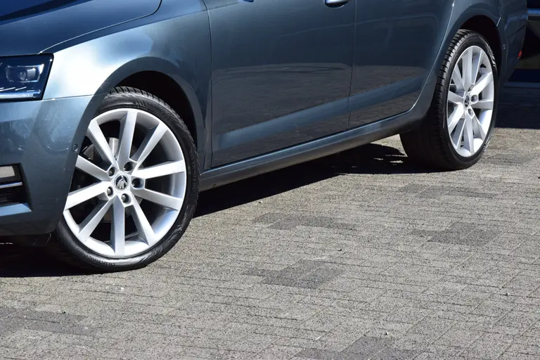 Skoda Octavia Combi 1.0 TSI Greentech Style Business DSG Automaat | Org. NL | BOVAG Garantie | Achteruitrijcamera | Stoelverwarming |  Lederen Bekleding | Full LED | Apple Carplay/Android Auto | afbeelding 17