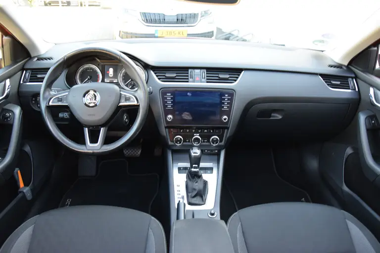 Skoda Octavia Combi 1.0 TSI Greentech Ambition Business DSG Automaat | Org. NL | BOVAG Garantie | Trekhaak | Panoramadak | 17'' Velgen | All Season Banden | Adaptive Cruise Control | afbeelding 6