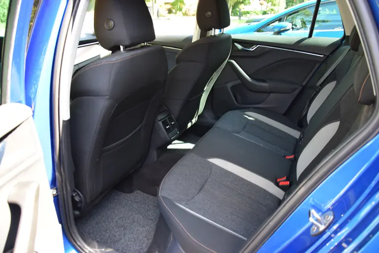Skoda Scala 1.0 TSI 116PK First Edition | Org. NL | BOVAG Garantie | Trekhaak | Apple Carplay/Android Auto | Automatische Airco | Stoelverwarming | DAB | 18'' Velgen | PDC Achter | afbeelding 7