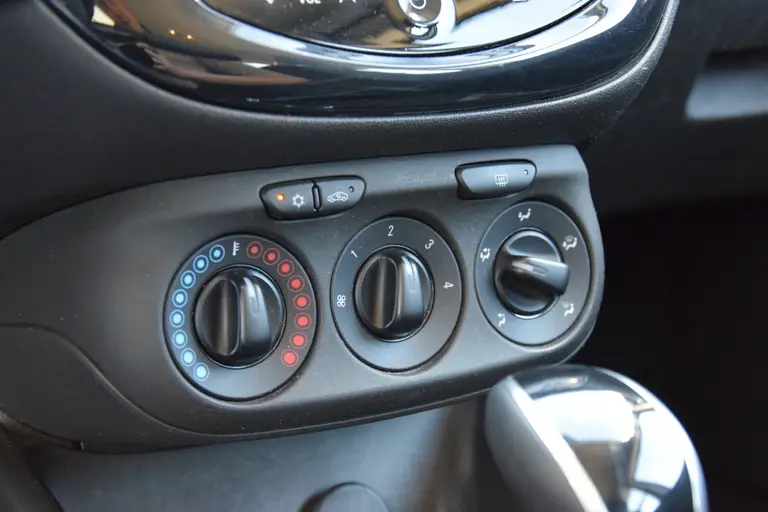 Opel Corsa 1.4 Edition Automaat | Org. NL | BOVAG Garantie | Aangepast Voor Mindervalide Handgas + Handrem | Achteruitrijcamera | 16'' Velgen+All Season Banden | Cruise Control | afbeelding 26