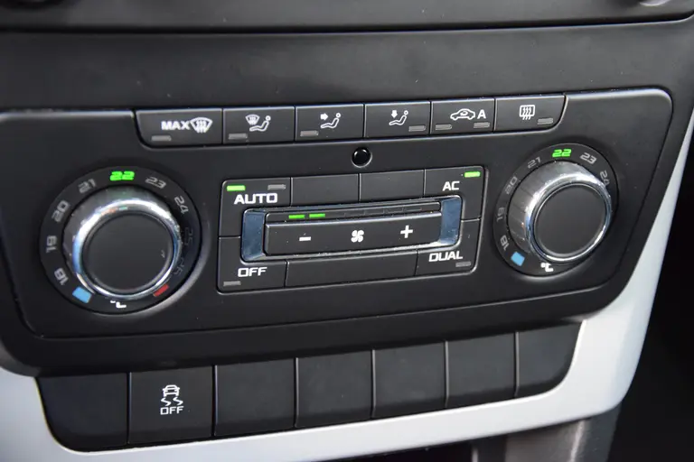 Skoda Yeti 1.2 TSI Ambition | Org. NL | Trekhaak | 16'' Velgen | All Season Banden | Cruise & Climate Control | Multifunctioneel Stuurwiel | Goed Onderhouden | afbeelding 19
