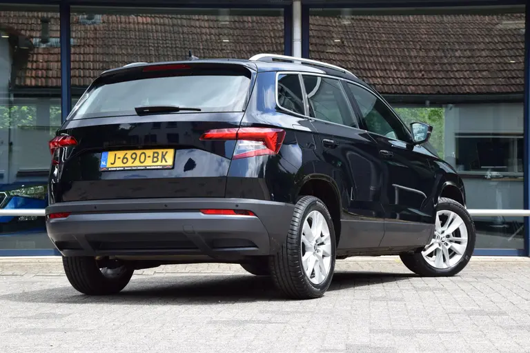 Skoda Karoq 1.5 TSI 150PK ACT Business Edition DSG Automaat | Org. NL | BOVAG Garantie | Lederen bekleding | Stoelverwarming | Stuurverwarming | Full LED koplampen | afbeelding 2