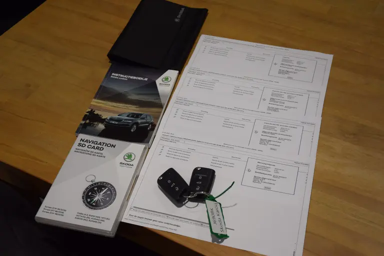 Skoda Karoq 1.5 TSI 150PK ACT Business Edition DSG Automaat | Org. NL | BOVAG Garantie | Lederen bekleding | Stoelverwarming | Stuurverwarming | Full LED koplampen | afbeelding 16