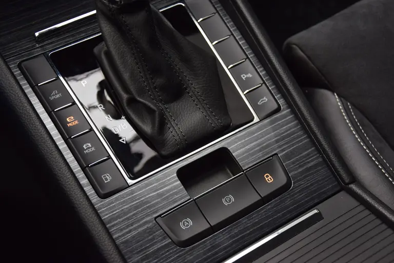 Skoda Superb Combi 1.4 TSI iV Business Edition Plus PHEV Plug-in Hybride | Org. NL | BOVAG Garantie | Trekhaak | Virtual Cockpit | Apple Carplay/Android Auto | Elektrische Voorstoelen met geheugen | Verwarmde Voorruit + Stoelen | afbeelding 30
