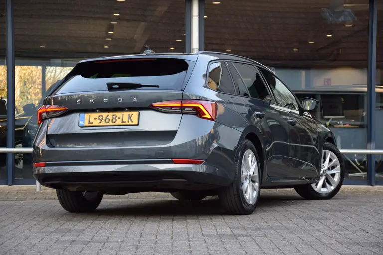 Skoda Octavia Combi 1.5 e-TSI Sport Business | Org. NL | BOVAG Garantie | Trekhaak | Adaptieve Cruise Control | Virtual Cockpit | Stoelverwarming | Achteruitrijcamera | Carplay | afbeelding 2