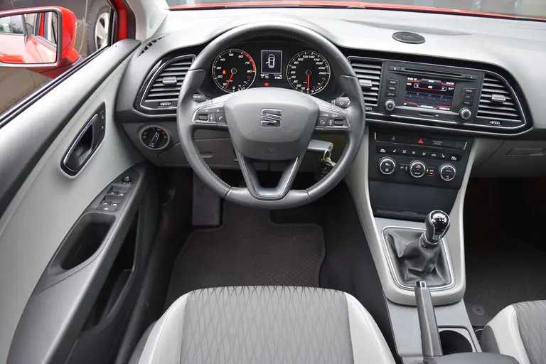 SEAT Leon 1.2 TSI 105PK Style Business | BOVAG Garantie | Cruise&Climate Control | Stoelverwarming | PDC Achter | 16'' Velgen Met All Season Banden | Bluetooth Telefoonverbinding | afbeelding 6