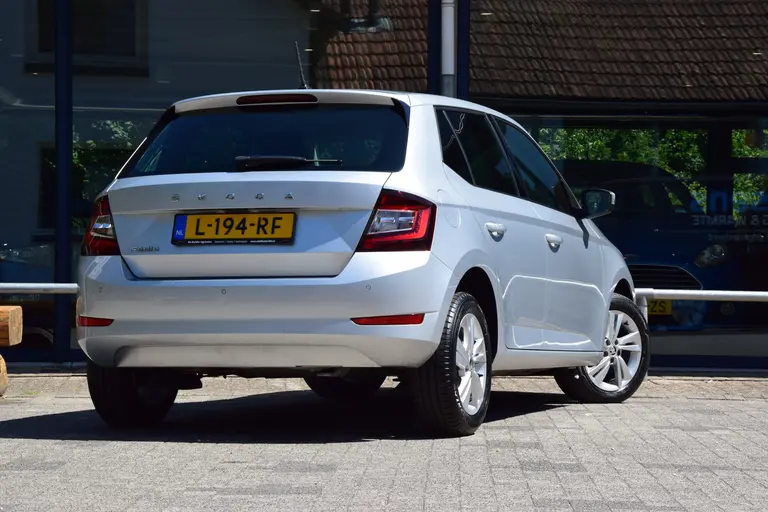 Skoda Fabia 1.0 TSI 96PK Ambition | Org. NL | BOVAG Garantie | Cruise & Climate Control | Parkeersensoren | 15'' Velgen | Apple Carplay/ Android Auto | LED Dagrijverlichting | afbeelding 2