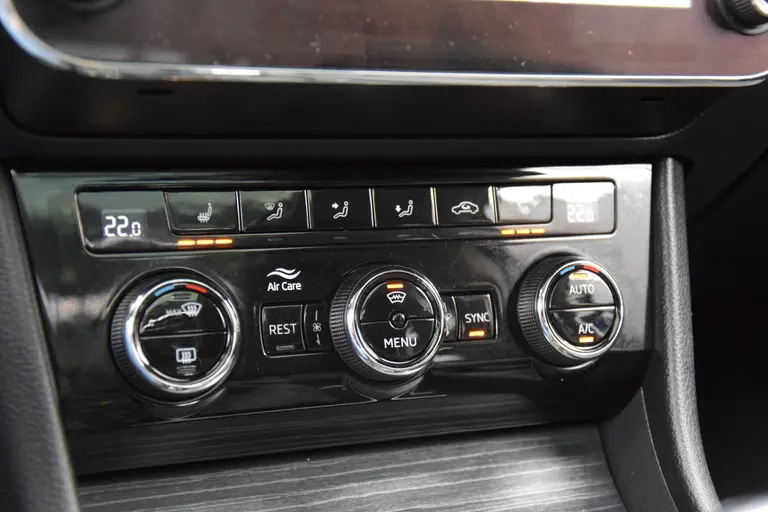 Skoda Superb Combi 1.4 TSI iV 160PK Business Edition Plus PHEV DSG Automaat | Org. NL | BOVAG Garantie | Trekhaak | Virtual dashboard | Apple Carplay/Android Auto | Elektrische Voorstoelen met geheugen | Verwarmde Voorruit + Stoelen | afbeelding 31