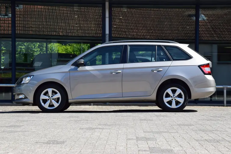 Skoda Fabia Combi 1.0 TSI Ambition 96PK | BOVAG Garantie | 15'' Velgen | Speed Limiter | Parkeersensoren Achter | Airconditioning | Apple Carplay/ Android Auto | afbeelding 4