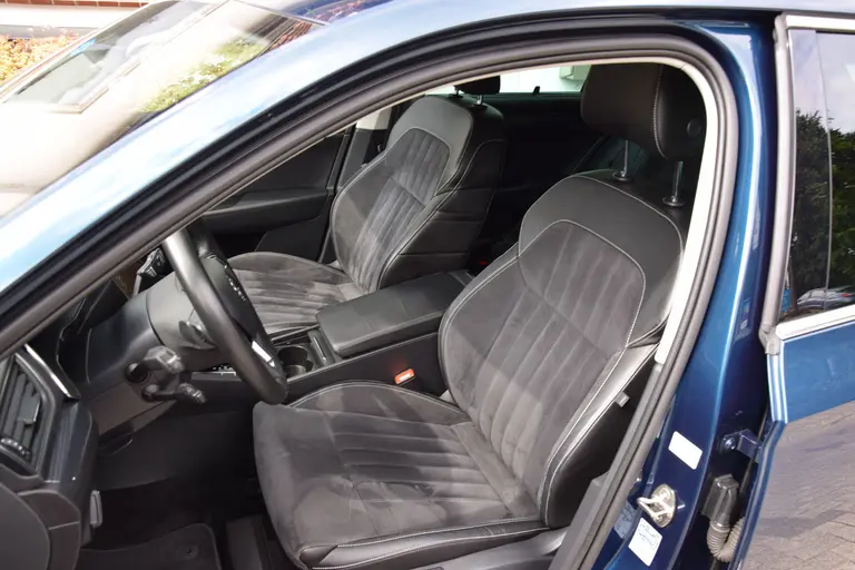 Skoda Superb Combi 1.5 TSI ACT 150PK Business Edition DSG Automaat | Org. NL | BOVAG Garantie | Trekhaak | Virtual dashboard | Apple Carplay/Android Auto | Elektrische bestuurdersstoel met geheugen | Verwarmde voorruit / Voorstoelen | afbeelding 11