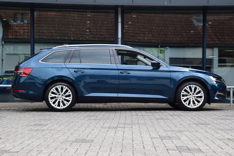 Skoda Superb Combi 1.4 TSI iV 160PK Business Edition Plus PHEV DSG Automaat | Org. NL | BOVAG Garantie | Trekhaak | Virtual dashboard | Apple Carplay/Android Auto | Elektrische Voorstoelen met geheugen | Verwarmde Voorruit + Stoelen | afbeelding 5