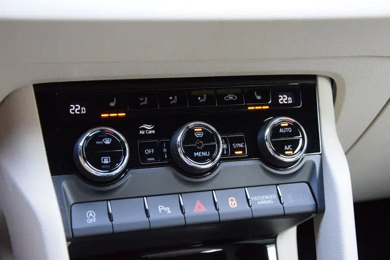 Skoda Karoq 1.5 TSI 150PK ACT Business Edition DSG Automaat | Org. NL | BOVAG Garantie | Lederen bekleding | Stoelverwarming | Stuurverwarming | Full LED koplampen | afbeelding 28