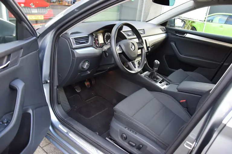 Skoda Superb 1.4 TSI Ambition Business | BOVAG Garantie | Trekhaak | Stoelverwarming | Achteruitrijcamera | All Season Banden | Cruise&Climate Control | Navigatie | Elektrisch Bedienbare Bestuurdersstoel | afbeelding 9